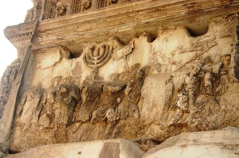 Detalle de los relieves del Arco de Tito (81 d.C.) donde vemos la procesión de vencedores llevándose los tesoros del templo de Salomón en Jerusalén